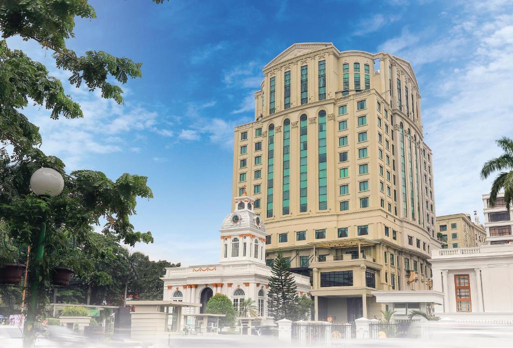 HOTEL GRAND  CITY HALL 